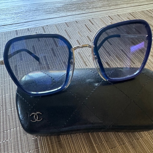 Chanel blue sunglasses with case - Picture 1 of 4